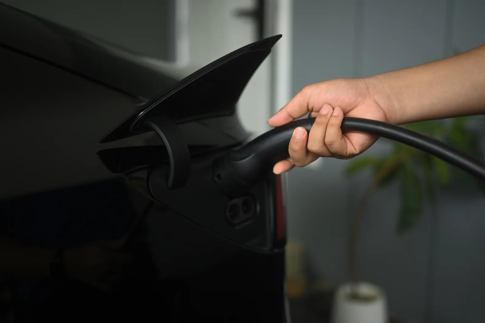 Cargando el auto eléctrico en casa