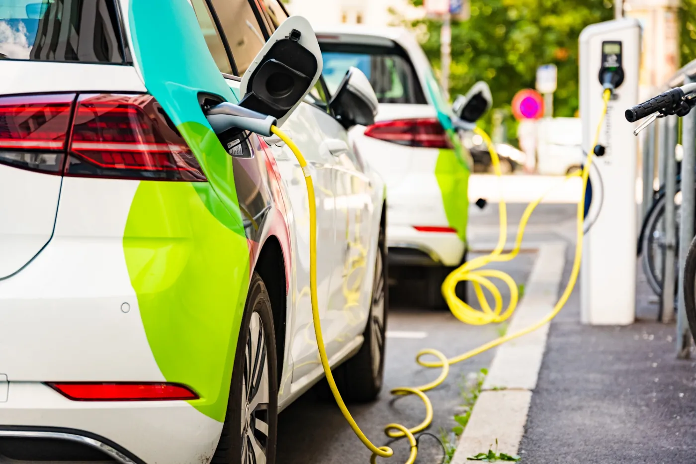 Flota de autos eléctricos cargando en estacionamiento