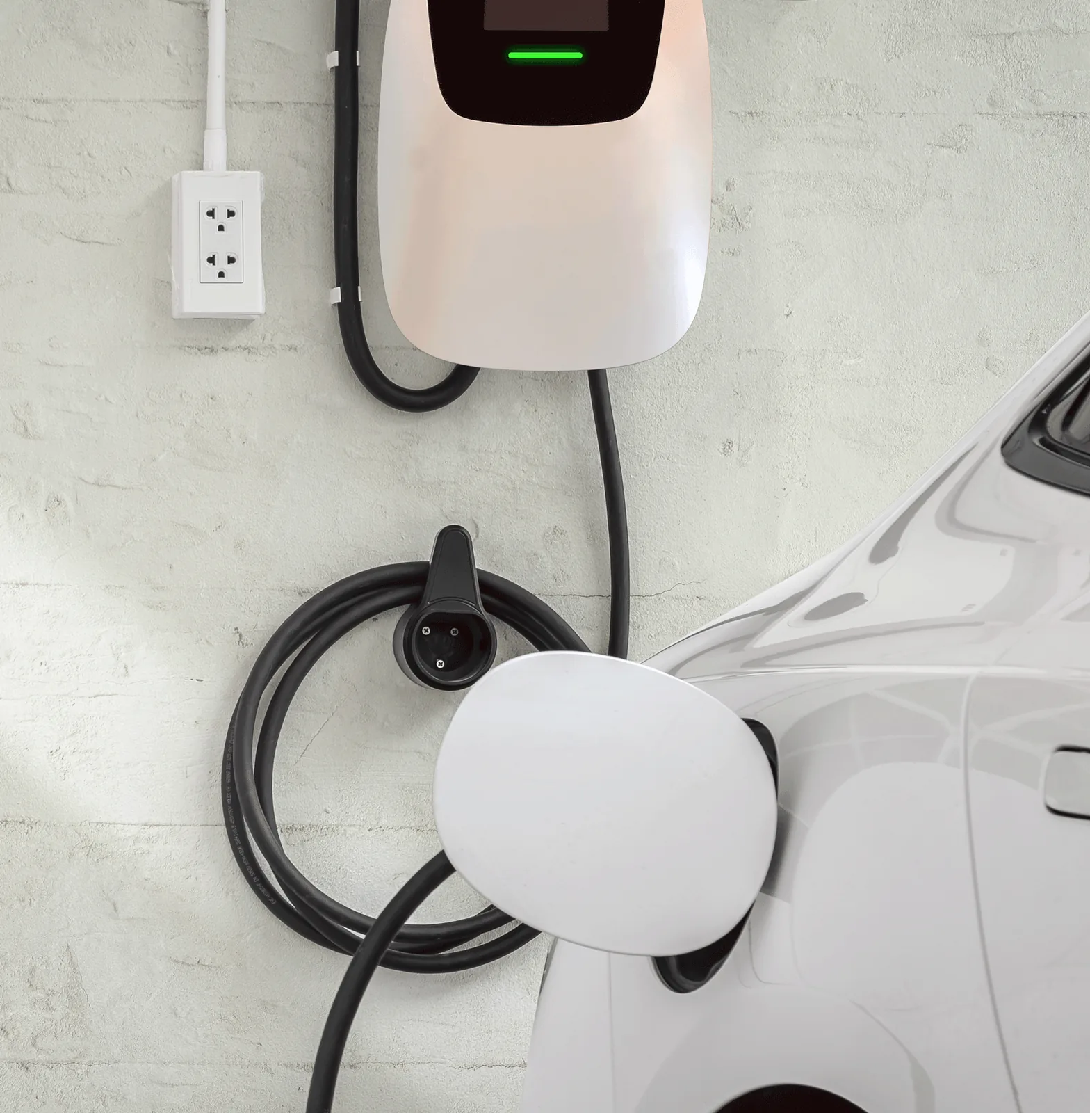 Cargador ecarga instalado en pared con auto