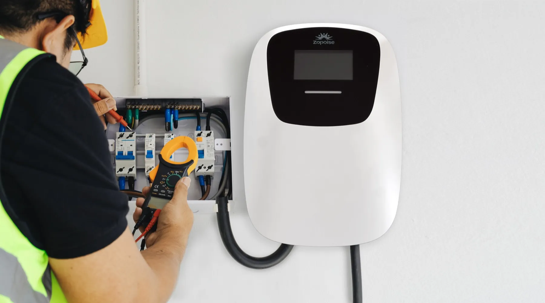 Técnico verificando la instalación del cargador
