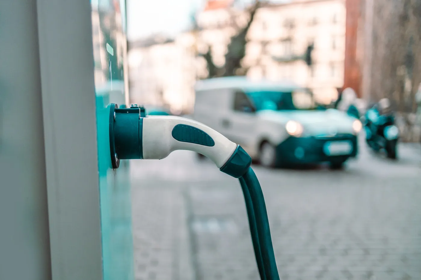 Cargador urbano de auto eléctrico